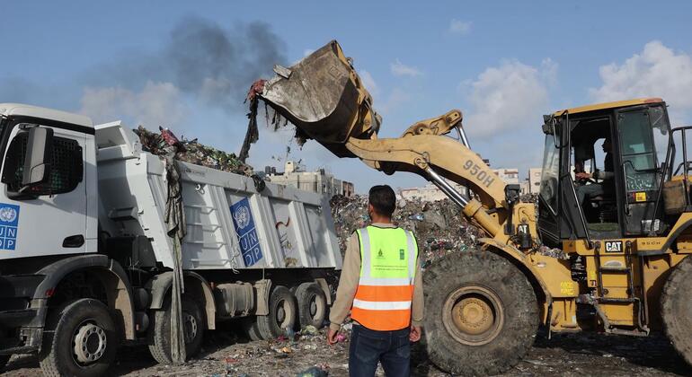 برنامج الأمم المتحدة الإنمائي يقود جهود إزالة النفايات في مدينة غزة.